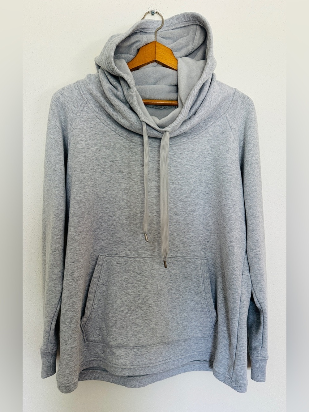 Athleta Men's Light Gray Crewneck Pullover Hoodie